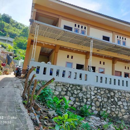 Andira Homestay Labuan Bajo Exterior foto